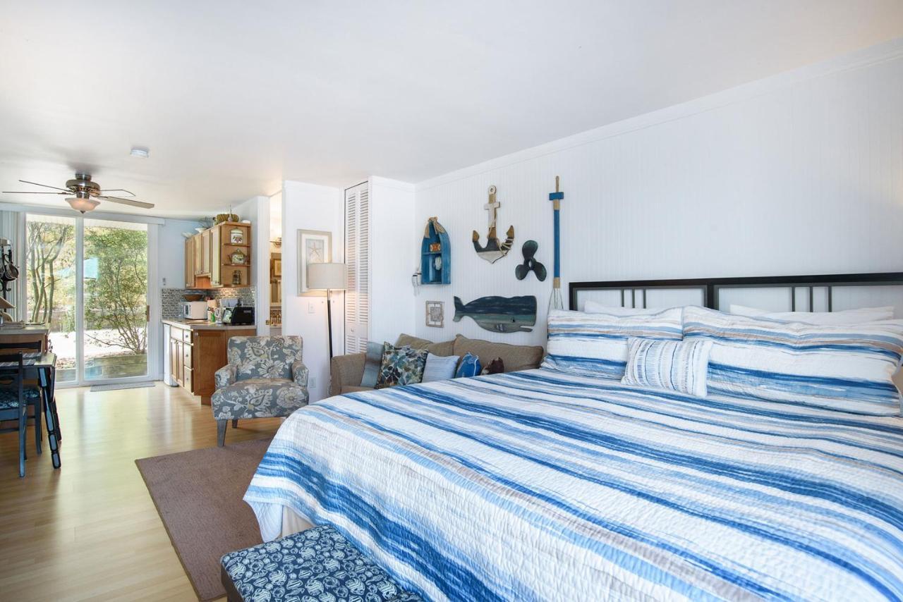 Waterside Suites Saugatuck Exterior photo